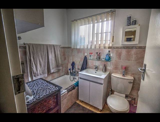 2 BEDROOM APARTMENT BLOCK FOR SALE IN KEMPTON PARK EXT 4